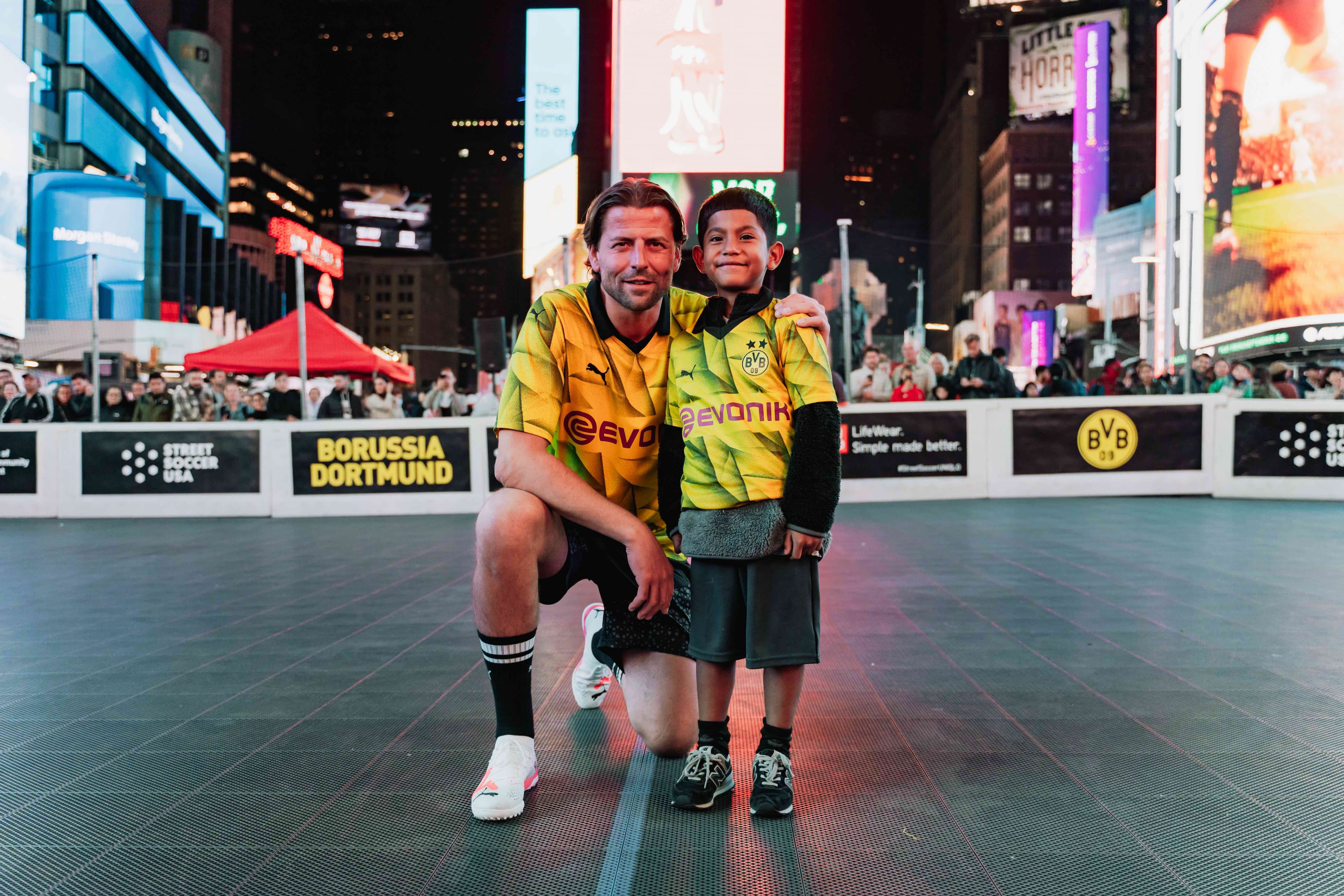 Erinnerungsbild mit BVB-Legende Roman Weidenfeller: „BVB Times Square Cup“ bot 300 Kindern Fußballerlebnis vor spektakulärer Kulisse. (Foto: BVB)